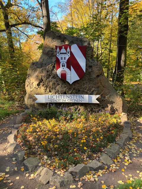 Stein mit Wappen am Ortseingang von Lichtenstein/Sa.
