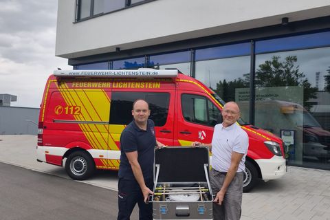 Dorsten Pfeifer von Geberit (r.) und Gemeindewehrleiter Rene Klein