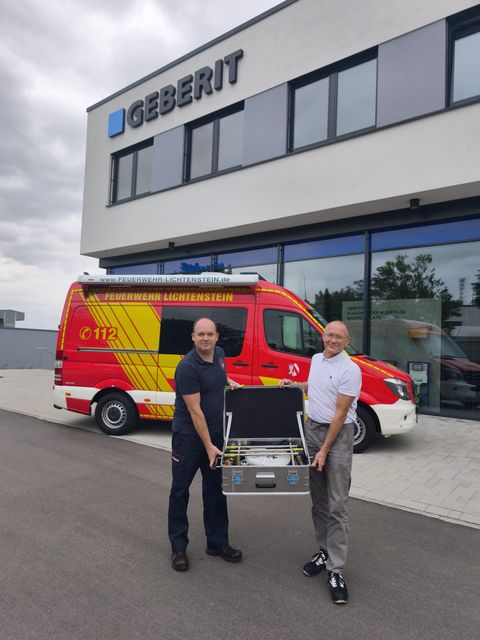 Dorsten Pfeifer von Geberit (r.) und Gemeindewehrleiter Rene Klein