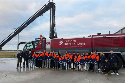 Jugendfeuerwehr am Flughafen Dresden