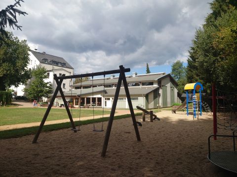 Spielplatz im Außengelände der Grundschule Rödlitz