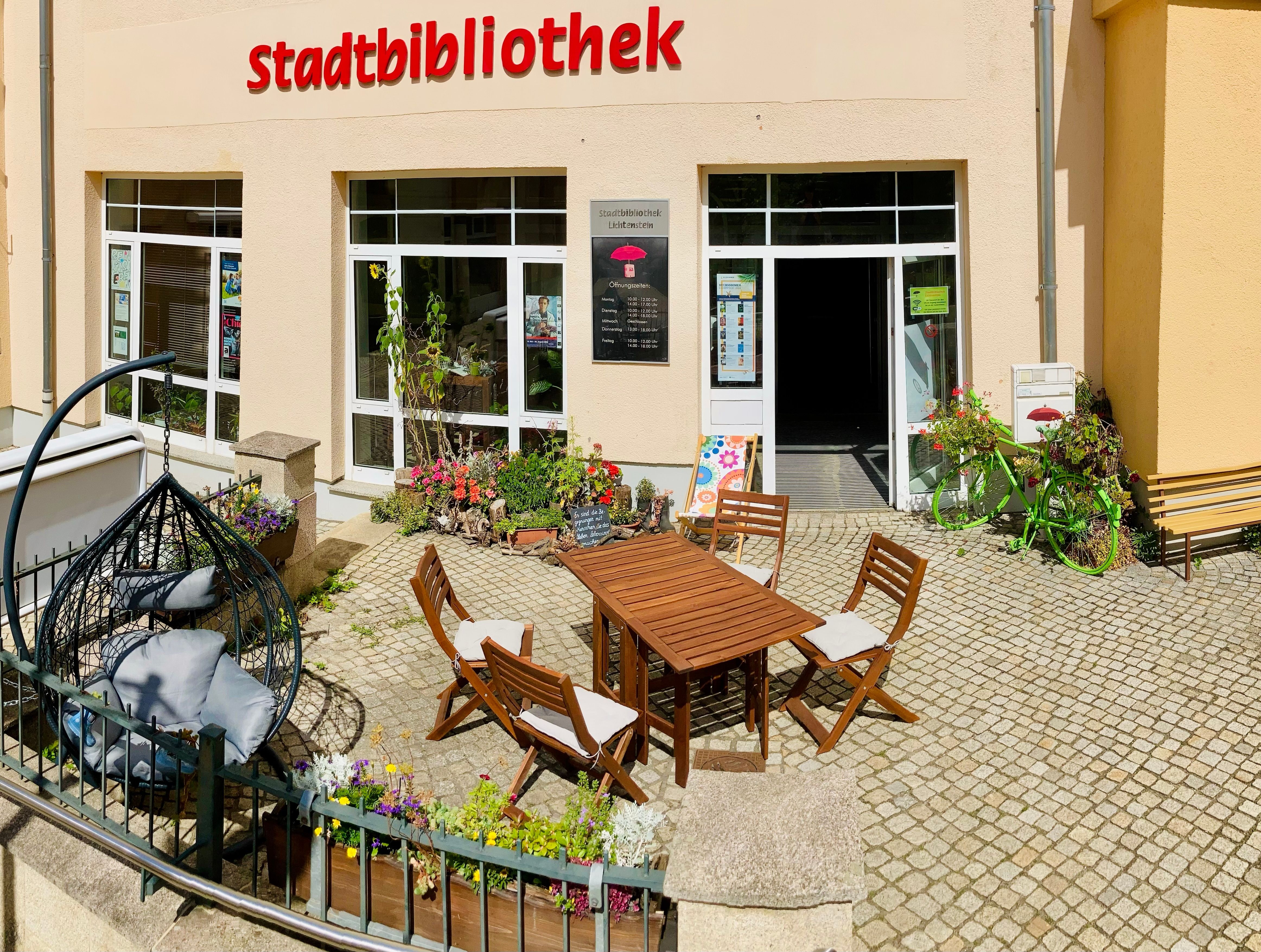 Lesegarten vor der Bibliothek